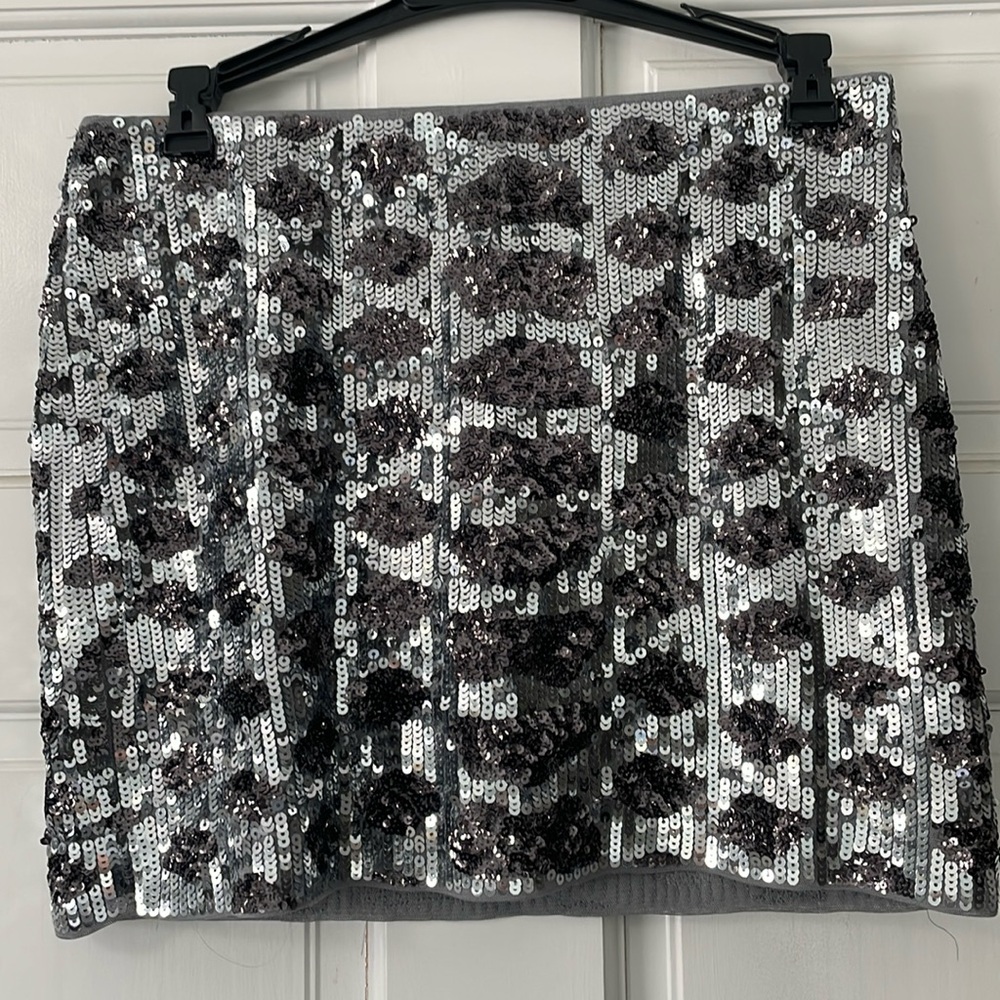 Women’s Express Pull On Sequined Mini Skirt, Grey/ Silver Leopard Print, Size XS